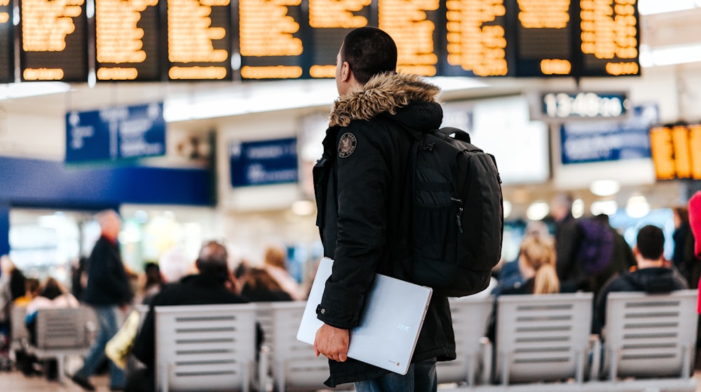 机场航站楼，NEXUS 会员可走专用自助柜台并享 Global Entry 入美待遇
