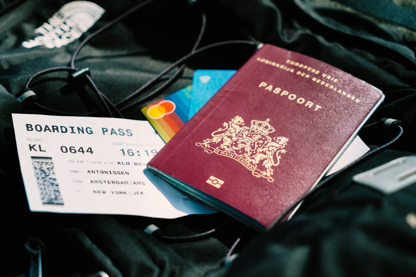 护照与登机牌放在行李上，NEXUS 会员凭 KTN 可享 TSA PreCheck 安检快线