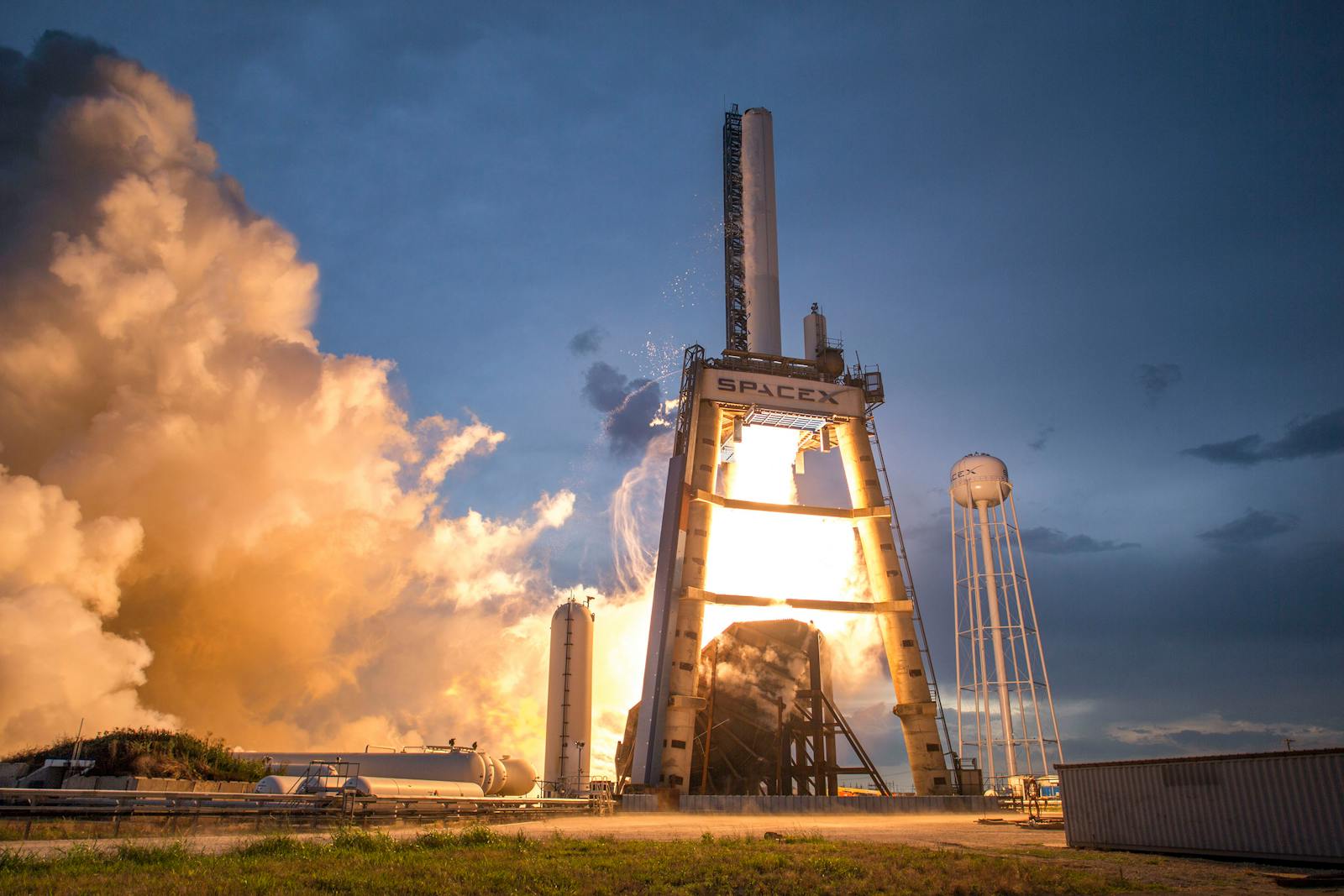 SpaceX 火箭发射升空