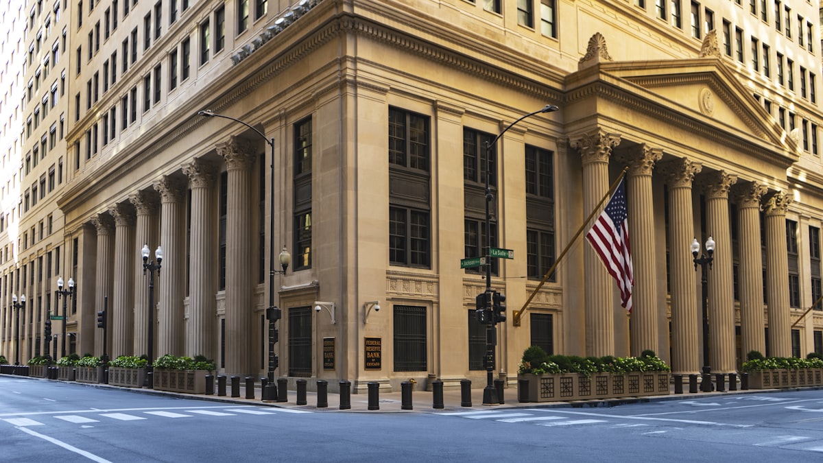 美国银行立柱大楼与美国国旗，象征美国公司银行开户